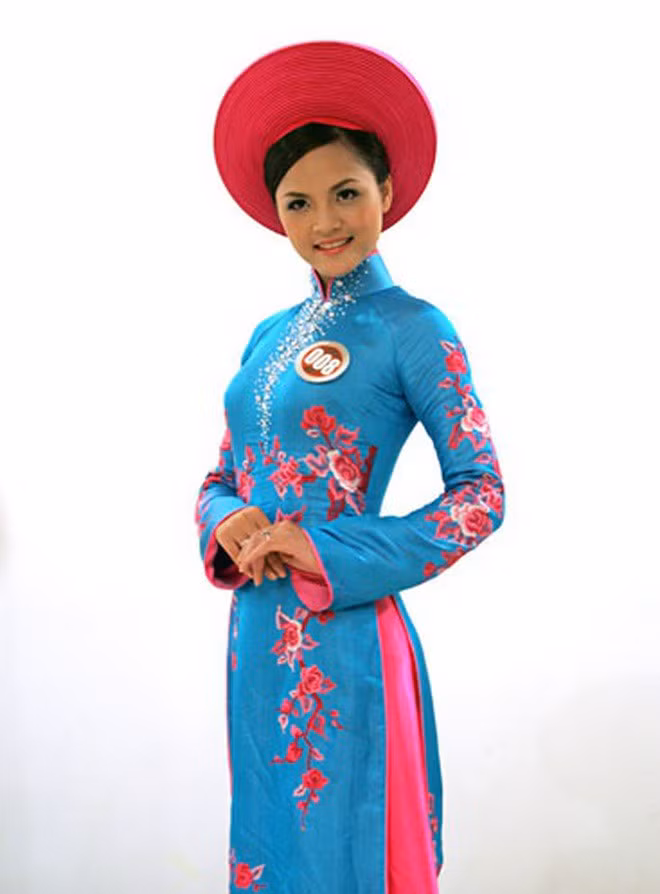 Thu Quỳnh trong phần thi Hoa hậu Ảnh. Chia sẻ cùng Dân trí, cô kể, khi đoàn làm phim "Nhà có nhiều cửa sổ" biết tin cô lọt vào vòng chung kết, đạo diễn đã thu xếp quay các cảnh khác trước, khi nào Quỳnh thi Hoa hậu về quay tiếp. Các diễn viên cùng tham gia trong phim như diễn viên Vi Cầm, Trọng Anh, Minh Hòa, Hồng Sơn… đều có lời động viên Quỳnh cố gắng.