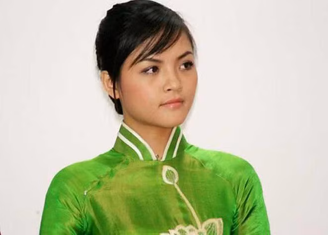 "Lúc đầu Quỳnh không đủ tự tin đăng ký thi Hoa hậu Việt Nam. Cận ngày hết hạn nộp hồ sơ, Quỳnh và mấy người bạn mới rủ nhau đi đăng ký. Cuối cùng, 4 người dự thi khu vực phía Bắc thì 3 người được chọn vào vòng thi chung kết ở Hội An là Quỳnh, bạn cùng lớp Lý Hồng Nhung (PV: sau này là bà xã của MC Anh Tuấn. Anh Tuấn cũng dẫn chương trình chung kết năm đó) và bạn cùng trường Nguyễn Ngọc Diệp", Thu Quỳnh bật mí. 3 cô bạn Quỳnh - Nhung - Diệp ở chung phòng và đi đâu cũng sánh bước cùng nhau.