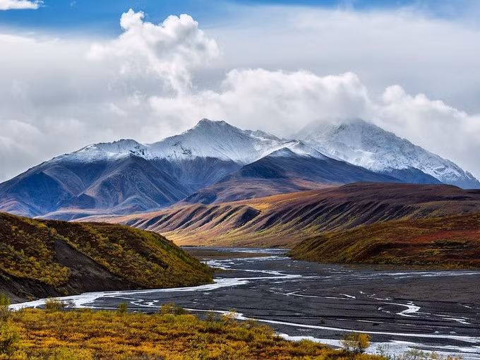 Alaska, MỹCắm trại tại Vườn quốc gia Denali mang đến cho bạn những trải nghiệm mãn nhãn nếu muốn chiêm ngưỡng một trong những nơi có phong cảnh đẹp nhất nước. Nơi đây có những con lạch, núi, động vật hoang dã và thực vật cùng đỉnh núi cao nhất Bắc Mỹ - Denali, nằm trên dãy Alaska. Ảnh: KeenaiPhotography/iStock