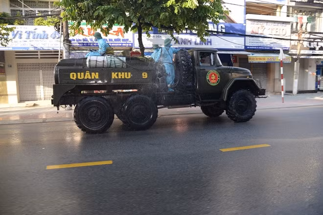 Quân khu 9 phun khử khẩn các tuyến đường ở TP Mỹ Tho.