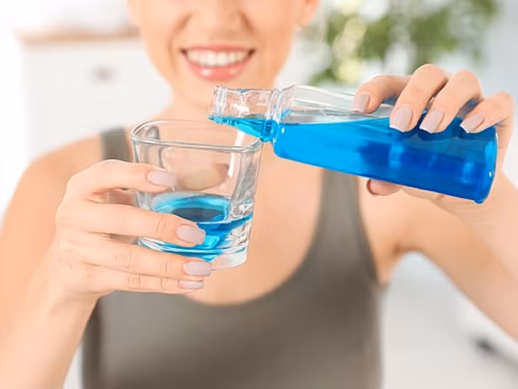 Nước súc miệng và kem đánh răng đều có tác dụng làm sạch vi khuẩn, mảng bám trong răng miệng - Ảnh Internet