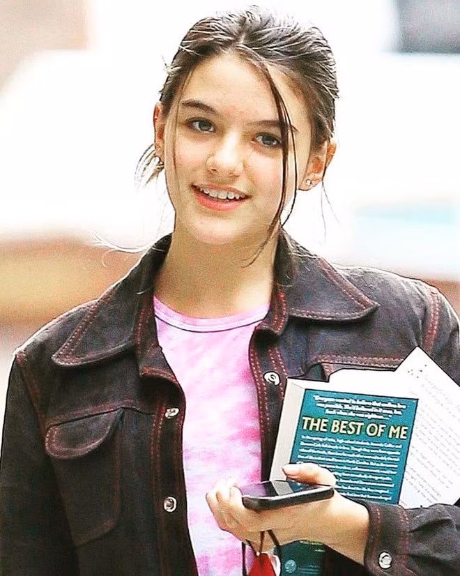 Suri Cruise trổ mã xinh đẹp và quyến rũ ở tuổi 15.