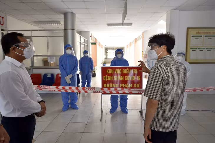 Phó Thủ tướng Vũ Đức Đam trao đổi với lãnh đạo tỉnh Long An tại Bệnh viện dã chiến điều trị bệnh nhânn COVID-19 ở Trung tâm Y tế huyện Tân Trụ, sáng 28/7 - Ảnh: VGP/Đình Nam Phó Thủ tướng Vũ Đức Đam trao đổi với lãnh đạo tỉnh Long An tại Bệnh viện dã chiến điều trị bệnh nhânn COVID-19 ở Trung tâm Y tế huyện Tân Trụ, sáng 28/7 - Ảnh: VGP/Đình Nam