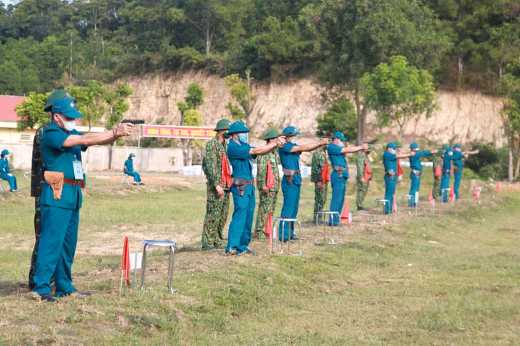 Các cán bộ “sao vuông” thực hiện một bắn đạn thật súng k54 bài 1c.