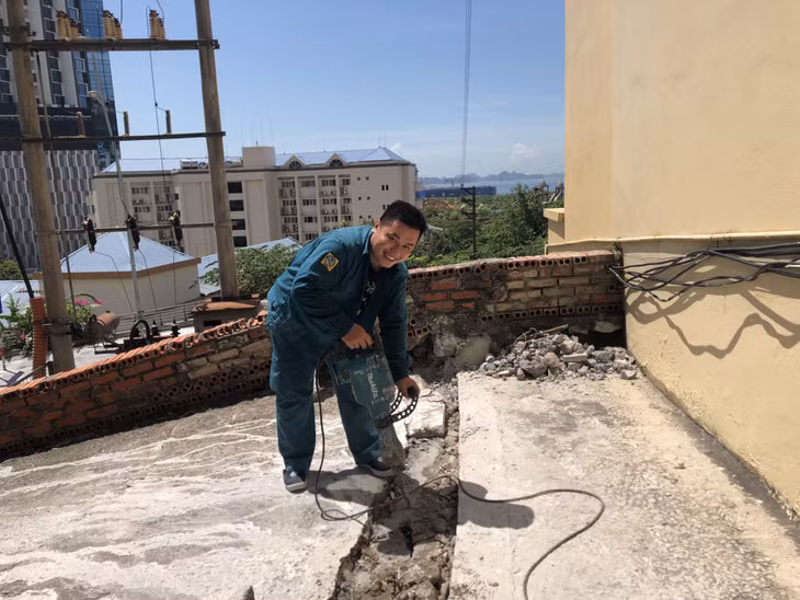Công nhân Xí nghiệp nước Bãi Cháy thi công lắp đặt tuyến ống nước mới cho người dân tổ 9, khu 4 (phường Bãi Cháy).
