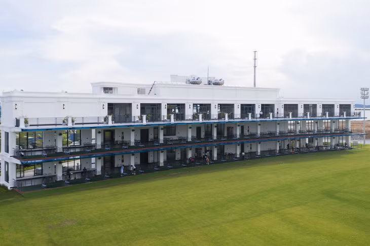 Nhà luyện tập phát bóng 2 tầng rộng 1.280m2, có thể phục vụ đồng thời trên 50 tay golf cùng một lúc cũng đã hoàn thiện và đang trong giai đoạn vận hành thử nghiệm.