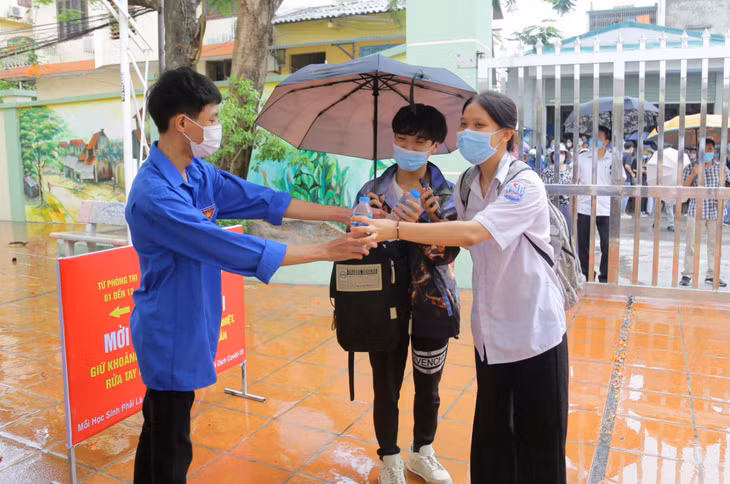 Sau những giờ phút làm bài thi căng thẳng, những chai nước mát được TNTN phát miễn phí đã tiếp thêm sức lực và đem lại sự thoải mái, thư thái cho các sĩ tử.