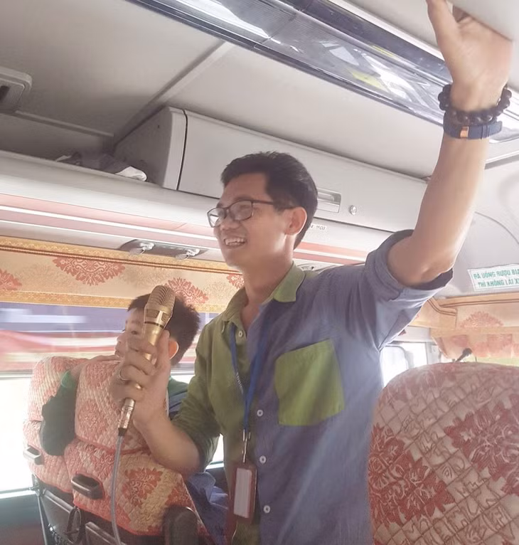 Anh Lại Văn Quân trong một lần đi hướng dẫn viên đoàn khách.