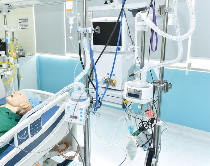 Máy cung cấp lượng khí oxy y tế cao tới 60 lít/ phút, hỗ trợ điều trị bệnh nhân mắc Covid-19 giai đoạn 3. Ảnh: HUST.