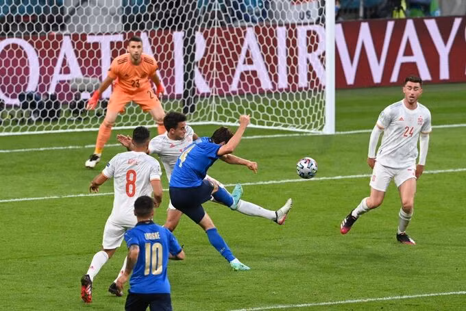 Tuyệt phẩm cứa lòng ghi bàn mở tỷ số của Chiesa. Ảnh: FIGC