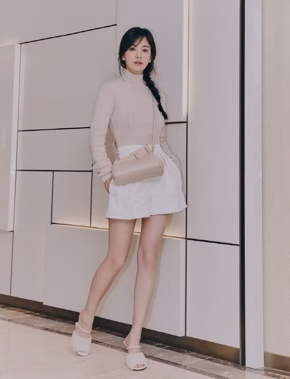Trước đây, cô ít làm tóc cầu kỳ, chỉ thường xõa, uốn xoăn hoặc búi khi dự sự kiện.