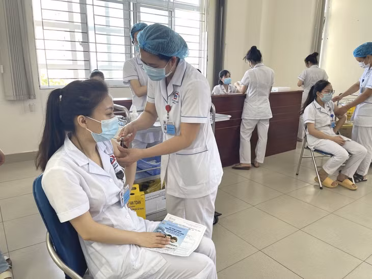 Nhân viên Y tế Bệnh viện Đa khoa tỉnh tiêm vắc-xin phòng Covid-19 mũi 2.