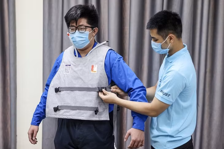 Điều chỉnh áo làm mát cho phù hợp với người mặc. Ảnh: Khoahocphattrien.vn