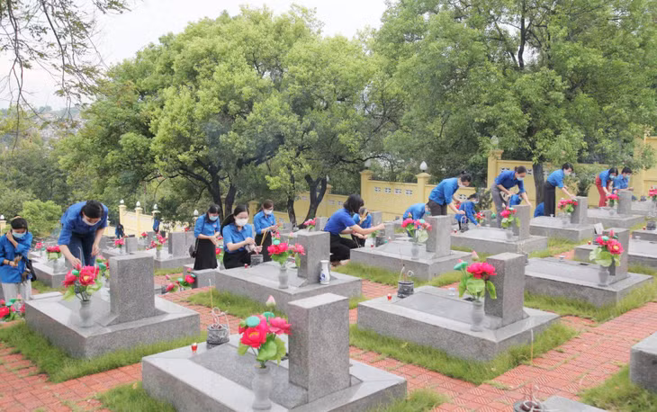 ĐVTN Đoàn Khối các cơ quan tỉnh tổ chức dâng hương tưởng nhớ, tri ân các anh hùng liệt sĩ tại Nghĩa trang liệt sĩ phường Hà Tu (TP Hạ Long) nhân dịp ngày Thương binh - Liệt sĩ 27/7. Ảnh: Đoàn Khối cung cấp