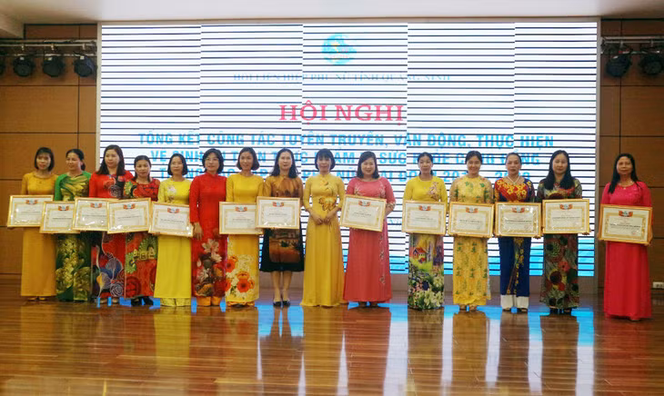 Hội LHPN tỉnh biểu dương những tập thể điển hình trong công tác VSATTP giai đoạn 2018-2020.