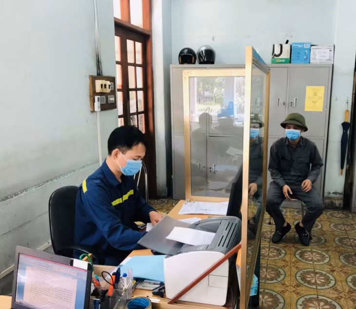Tại các cảng, bến thuỷ nội địa của thành phố, các phương tiện đến nhận, trả hàng chỉ được bố trí duy nhất 1 người vào làm thủ tục giao nhận hàng.