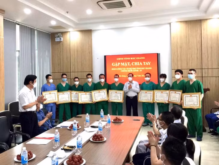 UBND tỉnh Bắc Giang trao tặng bằng khen, ghi nhận sự tham gia tích cực của đội ngũ y, bác sĩ tỉnh Quảng Ninh chi viện, hỗ trợ phòng, chống dịch Covid-19 tại Bắc Giang.