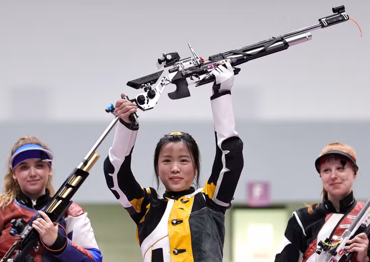 Yang Qian ăn mừng tấm huy chương vàng Olympic ngay trong lần đầu tiên tham dự Thế vận hội. (Ảnh: Reuters)