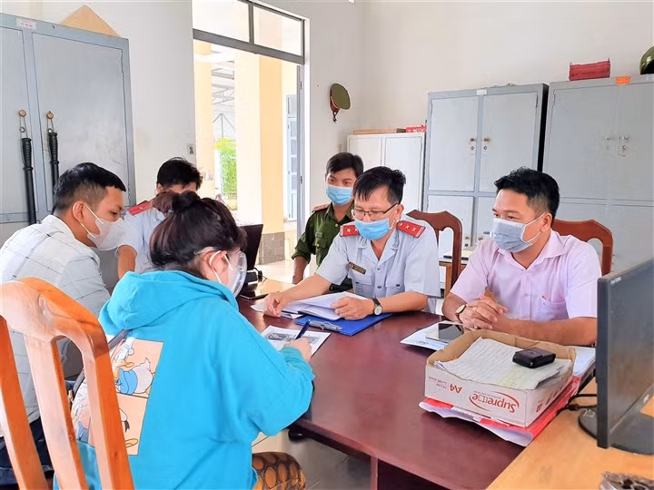 Đoàn Thanh tra Sở TT&amp;TT làm việc với chị P.N.Đ.T. tại UBND xã Long Thành Nam, thị xã Hoà Thành. (Ảnh: Báo Tây Ninh)