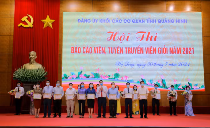 Ban Thường vụ Đảng ủy Khối các cơ quan tỉnh khen thưởng các tập thể tích cực tham gia vào Hội thi.