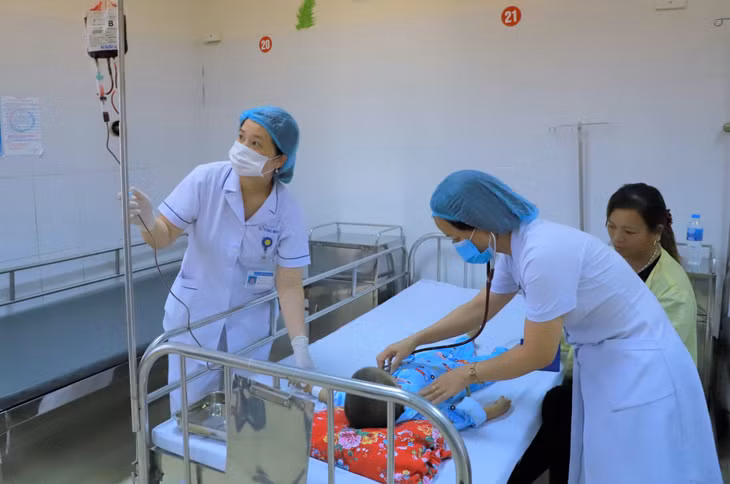Khám sức khỏe tiền hôn nhân giúp phòng ngừa, phát hiện và điều trị sớm các bệnh nguy hiểm. Trong ảnh: Bác sĩ Bệnh viện Sản Nhi tỉnh khám bệnh cho trẻ mắc bệnh tan máu bẩm sinh