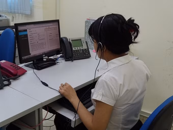 Nhân viên tổng đài 1022 tiếp nhận và xử lý cuộc gọi của người dân. Ảnh: Hà An.