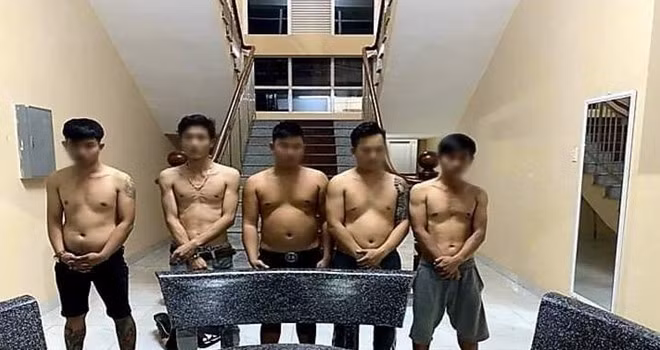 Các đối tượng bị khống chế, bắt giữ tại chỗ.