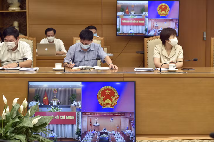 Lãnh đạo TPHCM cho biết những ngày qua do có nhiều đơn vị tham gia xét nghiệm nên việc kết nối dữ liệu chưa được nhuần nhuyễn, nhưng tình trạng này đã được khắc phục. Ảnh: VGP/ Đình Nam Lãnh đạo TPHCM cho biết những ngày qua do có nhiều đơn vị tham gia xét nghiệm nên việc kết nối dữ liệu chưa được nhuần nhuyễn, nhưng tình trạng này đã được khắc phục. Ảnh: VGP/ Đình Nam