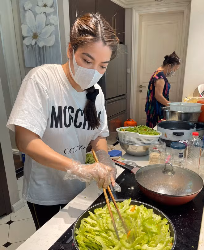 "Họ ở tuyến đầu chống dịch, giúp các bệnh nhân rất vất vả cực khổ và tôi mong được đóng góp chút tấm lòng nhỏ bé bằng cách nấu những phần cơm thật ngon gửi tới họ".