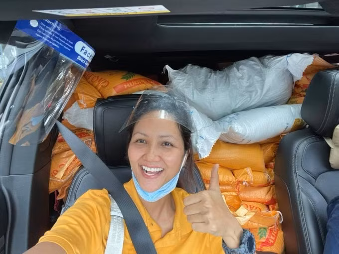 Khoảnh khắc nghệ sĩ giúp dân chống dịch gây xúc động ảnh 2 Khoảnh khắc nghệ sĩ giúp dân chống dịch gây xúc động ảnh 2