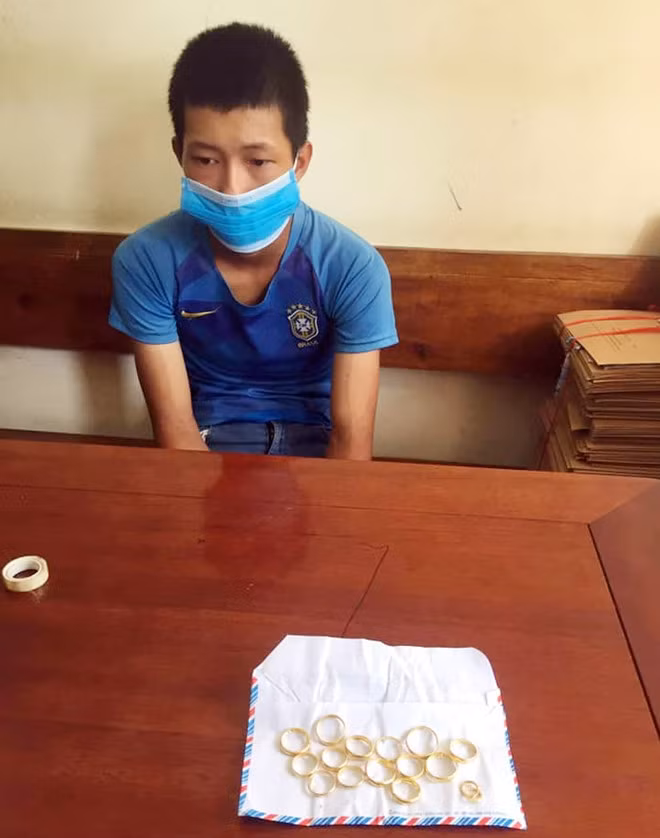 Đặng Anh Tuấn và tang vật tại cơ quan điều tra.