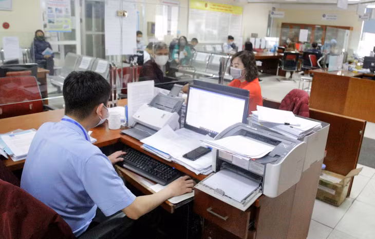 Cán bộ Trung tâm Hành chính công TP Hạ Long giải quyết thủ tục hành chính cho người dân, doanh nghiệp qua mạng internet.
