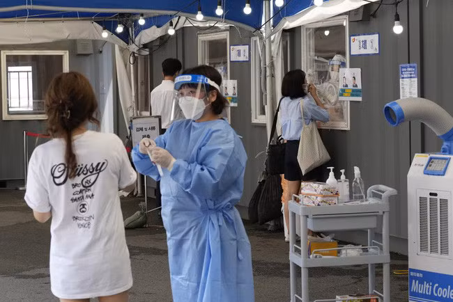 Hơn 195,8 triệu người trên thế giới đã nhiễm virus SARS-CoV-2. (Ảnh: AP)