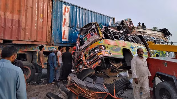 Tai nan xe buyt kinh hoang o Pakistan khien 33 nguoi thiet mang hinh anh 1