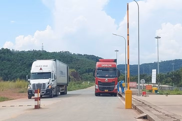XNK hàng hóa qua Lối mở cầu phao tạm km3+4 Hải Yên, Móng Cái