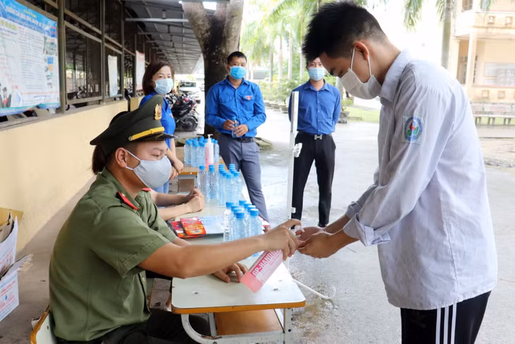 Thí sinh dự thi tại Điểm thi Trường THPT Hải Đảo (huyện Vân Đồn) thực hiện sát khuẩn tay trước khi vào phòng thi.