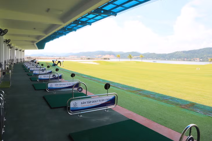 Khu vực luyện tập phát bóng tại nhà luyện tập, Sân golf Tuần Châu.