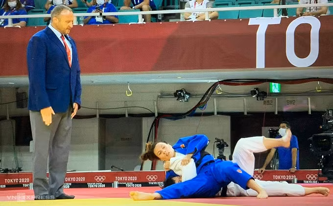 Thanh Thủy trúng đòn đè của Chitu, thua trận tại Olympic Tokyo sáng 25/7.