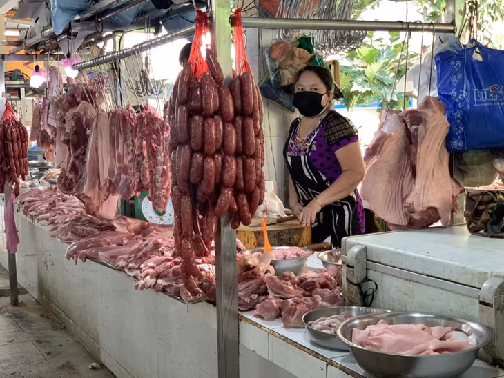 Các tiểu thương phải tuân thủ các quy định phòng dịch. Ảnh: Hoàng Tuyết/Báo Tin tức
