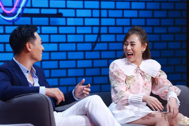 Phương Oanh chia sẻ về quãng thời gian khó khăn nhất khi mới làm nghề.