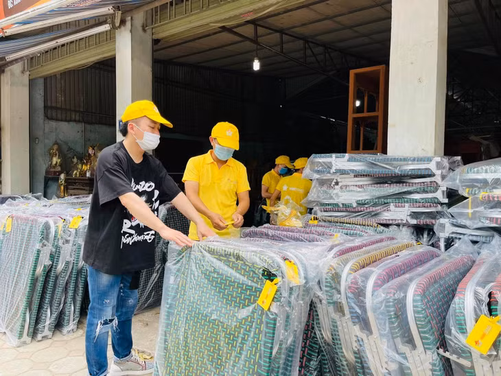 Ca sĩ Tùng Dương (áo đen) và cộng sự chuyển giường xếp vào TP.HCM. ẢNH: NVCC