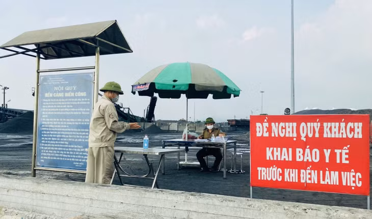 Tại khu vực cảng Điền Công, nơi các phương tiện thủy vào làm hàng, việc triển khai các biện pháp phòng dịch được Công ty Kho vận Đá Bạc thực hiện rất nghiêm ngặt.