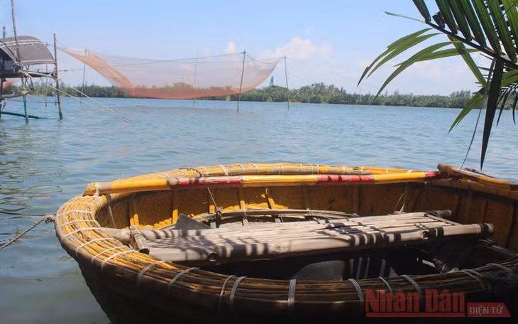 Thuyền “mất việc làm”, nổi nênh nhớ khách.