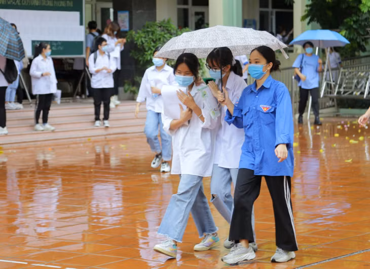 Trong những ngày thi, do ảnh hưởng của áp thấp nhiệt đới, nhiều nơi có mưa rào và giông. Trước và sau mỗi giờ thi, lực lượng TNTN đều thay phần việc của các bậc phụ huynh, che ô đưa đón các thí sinh tránh những cơn mưa.