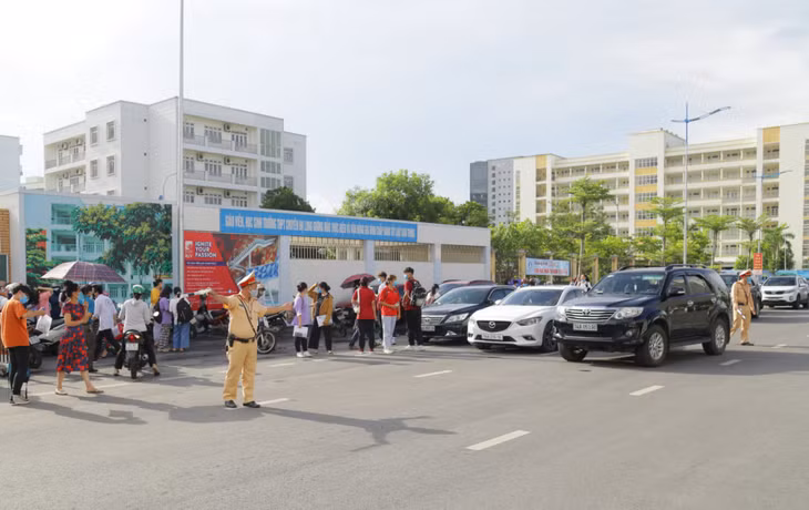 Các lực lượng chức năng tiếp tục có mặt tại các điểm thi, đảm bảo ANTT, ATGT phục vụ Kỳ thi.