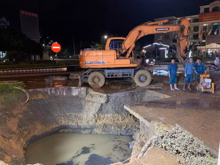 Công nhân xử lý sự cố sạt lở đường ống nước.