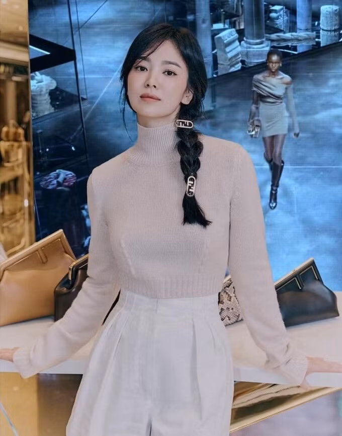 Tại sự kiện ở Seoul ngày 26/7, diễn viên dùng trang phục, phụ kiện của Fendi.