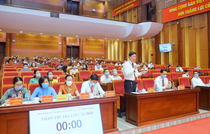 Các thành viên Ban Giám khảo đặt câu hỏi trực tiếp cho các thí sinh trong phần thi Vấn đáp.