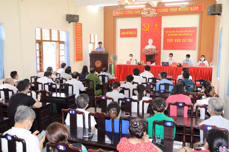 Quang cảnh buổi tiếp xúc cử tri