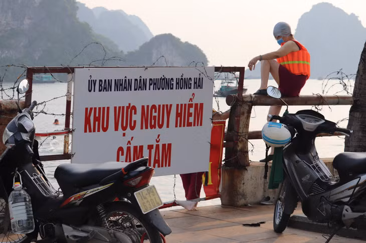 Chính quyền địa phương và các đơn vị chức năng đã cắm biển cảnh báo nguy hiểm và thường xuyên tuyên truyền về phòng chống đuối nước nhưng người dân vẫn không tuân thủ.